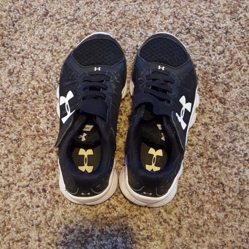 Boys Under Armour Assert sneakers